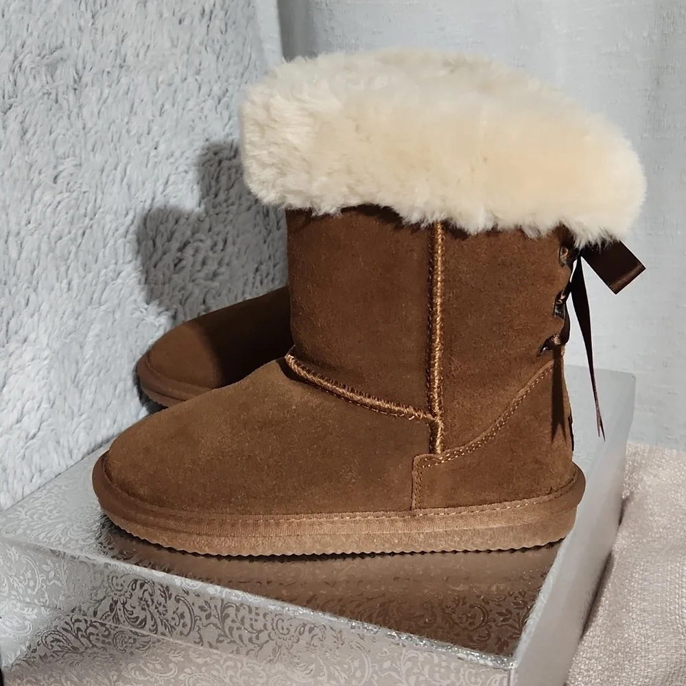 LAMO Girl  Size 2. Brown Suede Boots with Cream Fur Trim